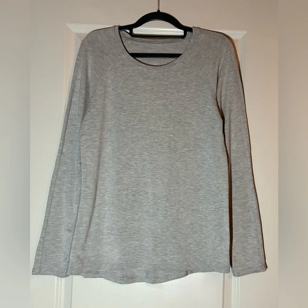 Lululemon Emerald Long Sleeve in Heathered Core Ultra Light Grey Size 8